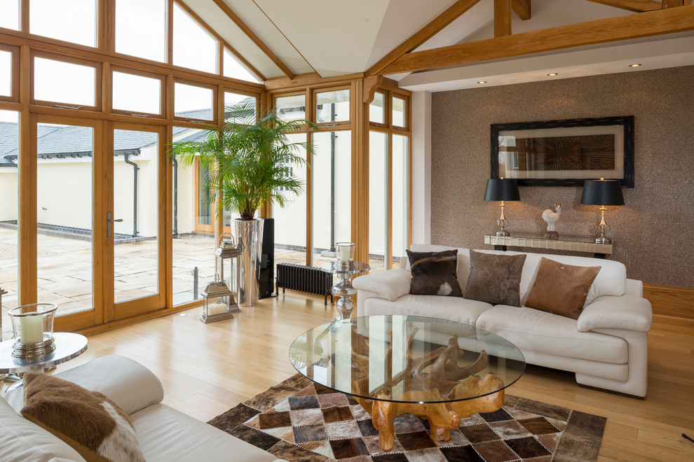 Foto di un ampio soggiorno design aperto con sala formale, pareti verdi, parquet chiaro e nessuna TV