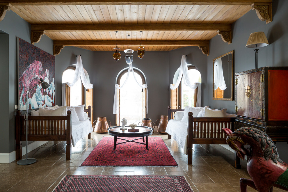 Foto di un soggiorno mediterraneo di medie dimensioni con pareti grigie, pavimento marrone e nessun camino