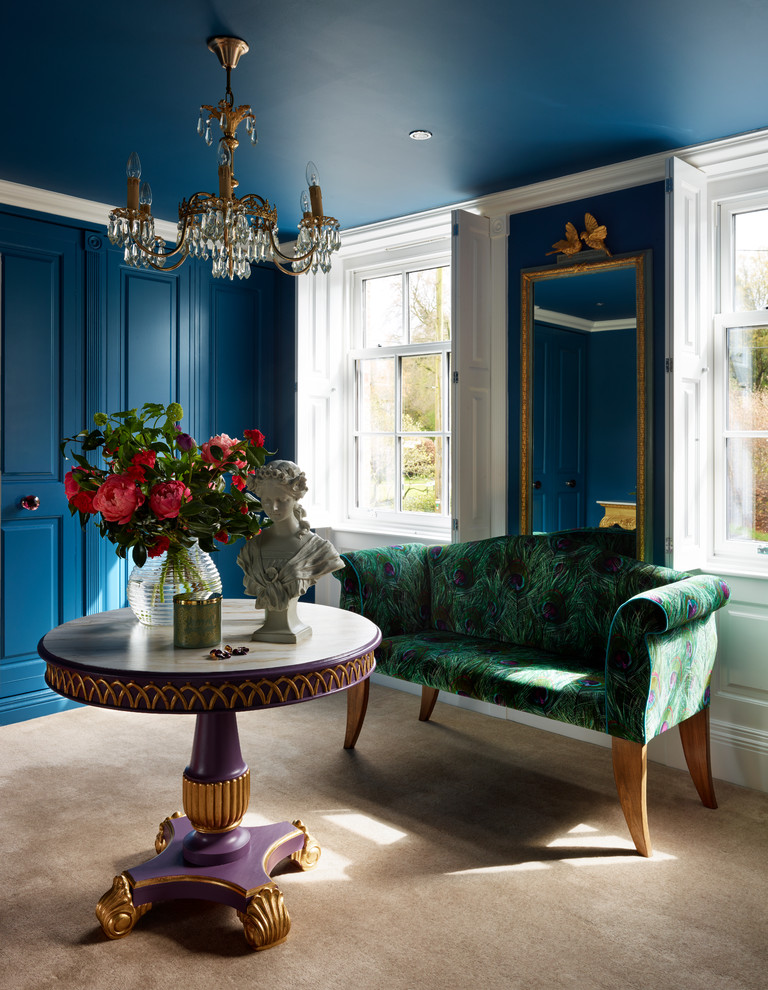 Mittelgroßes, Repräsentatives, Abgetrenntes Eklektisches Wohnzimmer mit blauer Wandfarbe und Teppichboden in Cheshire