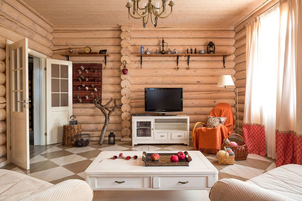 На фото: парадная гостиная комната в стиле рустика с деревянным полом, отдельно стоящим телевизором и коричневыми стенами