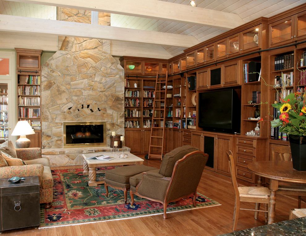 Modelo de biblioteca en casa clásica con pared multimedia