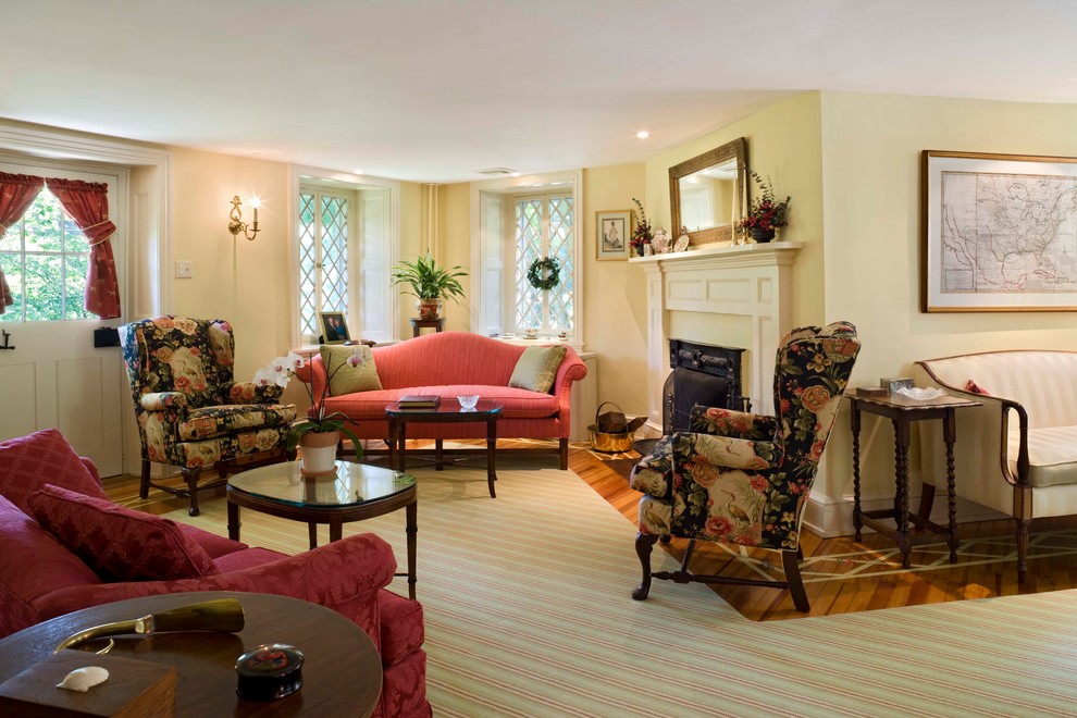 Example of a classic living room design in Philadelphia