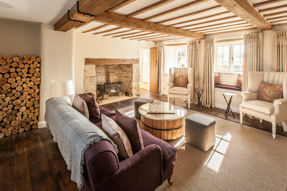 Idée de décoration pour un salon champêtre ouvert avec un mur blanc, parquet foncé, une cheminée standard, un manteau de cheminée en pierre et un sol marron.