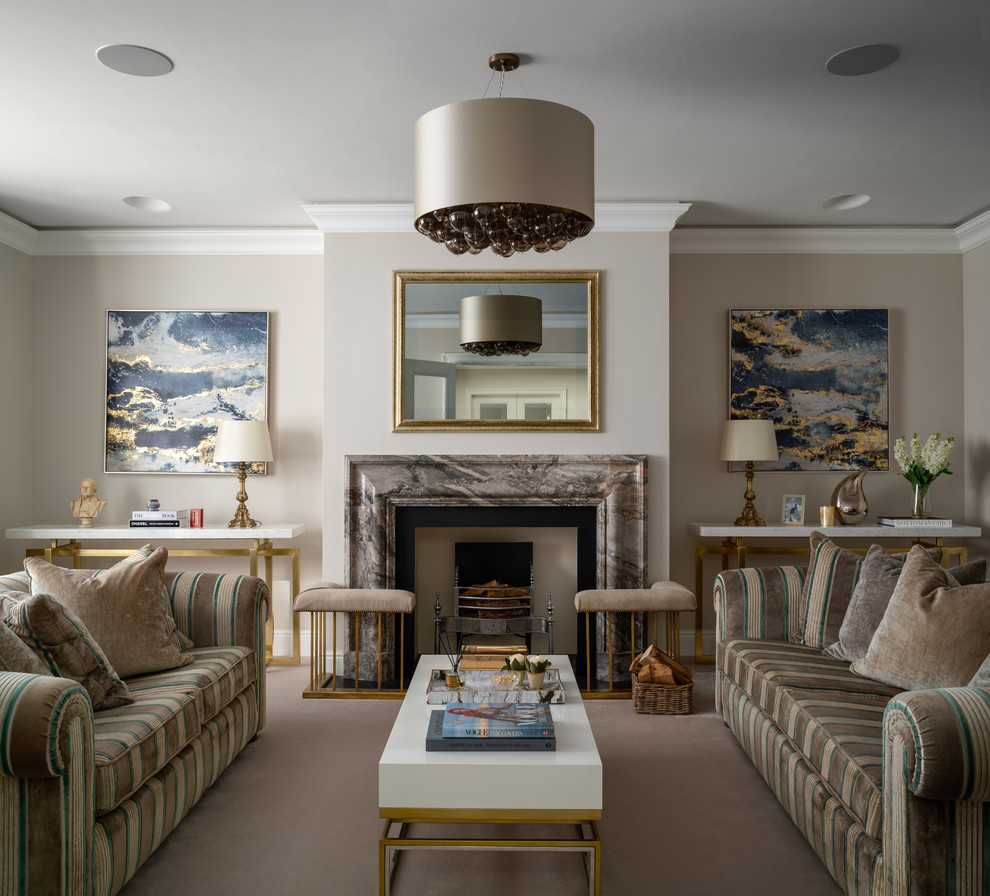 Idee per un soggiorno chic di medie dimensioni con pareti beige, moquette, camino classico e pavimento grigio