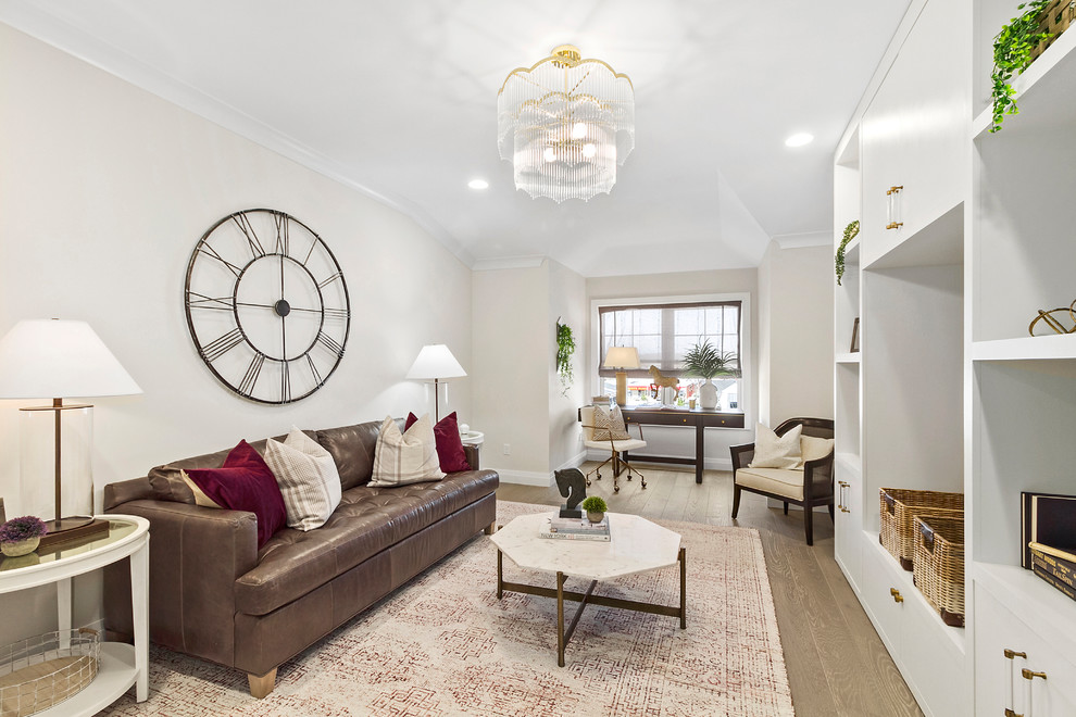 Esempio di un soggiorno classico chiuso con pareti beige, pavimento in legno massello medio e pavimento marrone