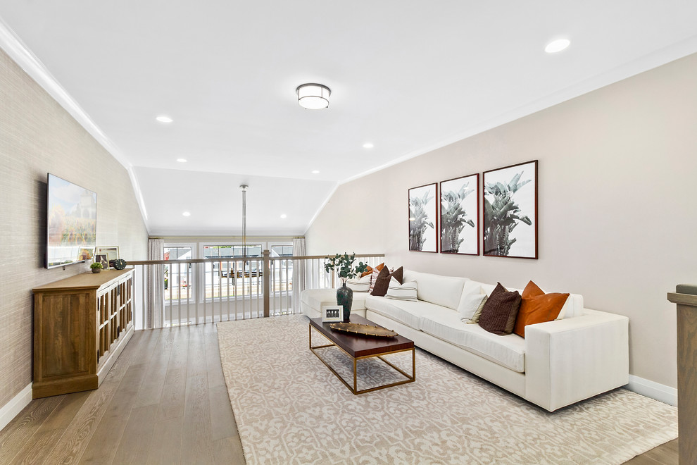 Abgetrenntes Klassisches Wohnzimmer mit beiger Wandfarbe, braunem Holzboden und braunem Boden in New York