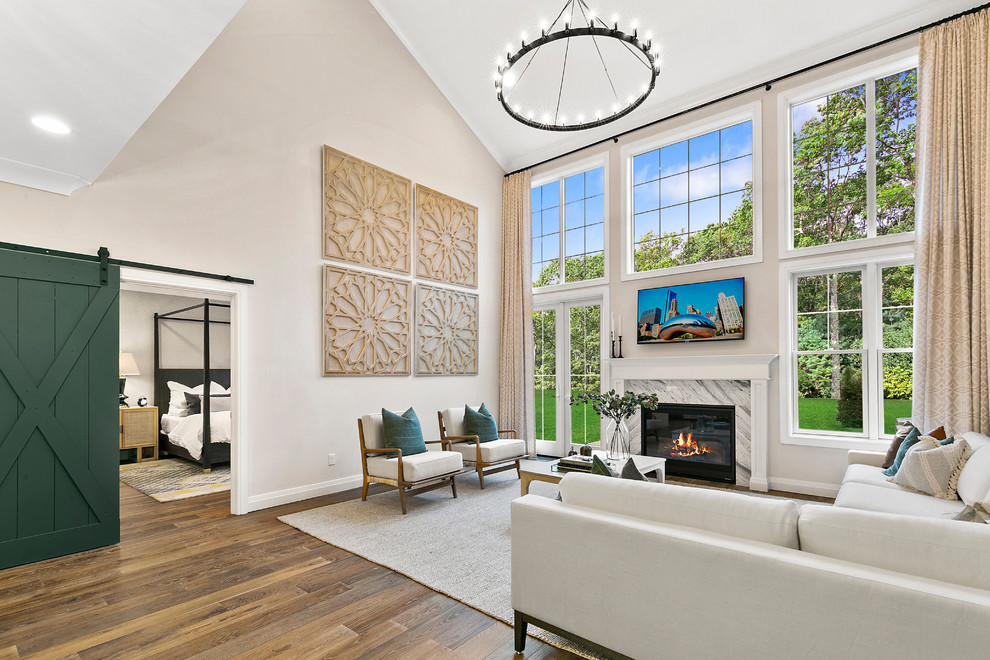 Exempel på ett stort klassiskt allrum med öppen planlösning, med ett finrum, beige väggar, mellanmörkt trägolv, en standard öppen spis, en väggmonterad TV och brunt golv