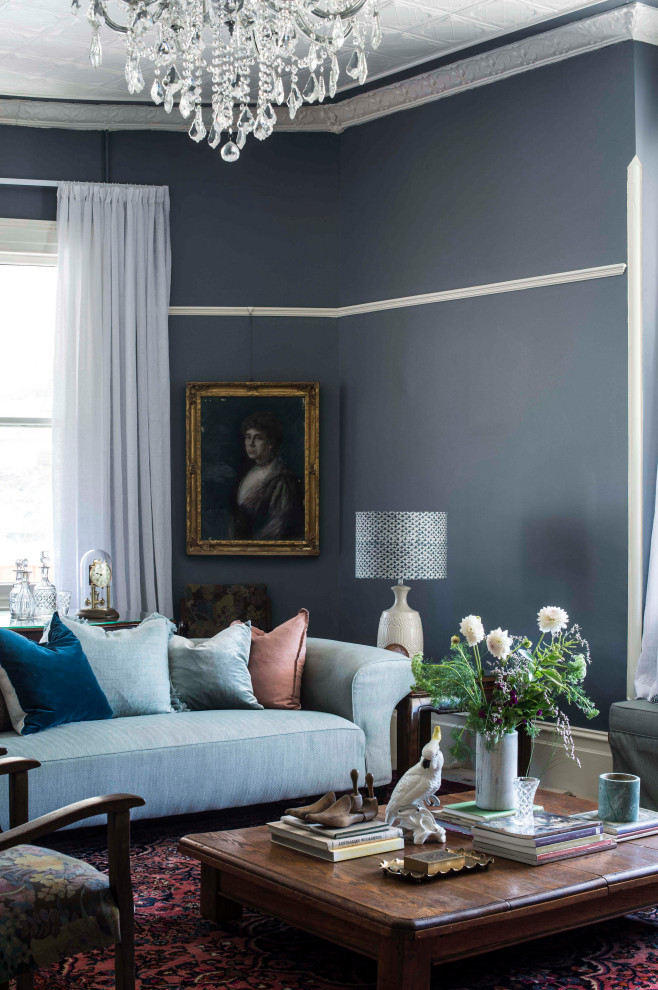 Immagine di un soggiorno classico con pareti blu