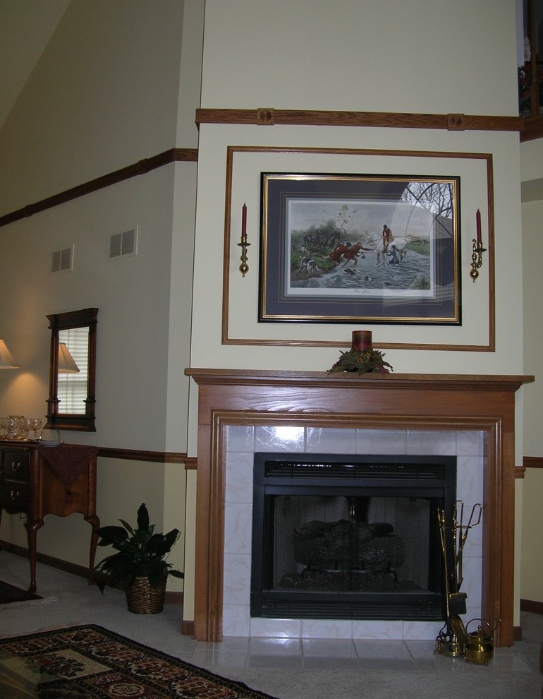 Foto di un soggiorno tradizionale di medie dimensioni con sala formale, pareti multicolore, moquette, camino classico, cornice del camino in legno e nessuna TV
