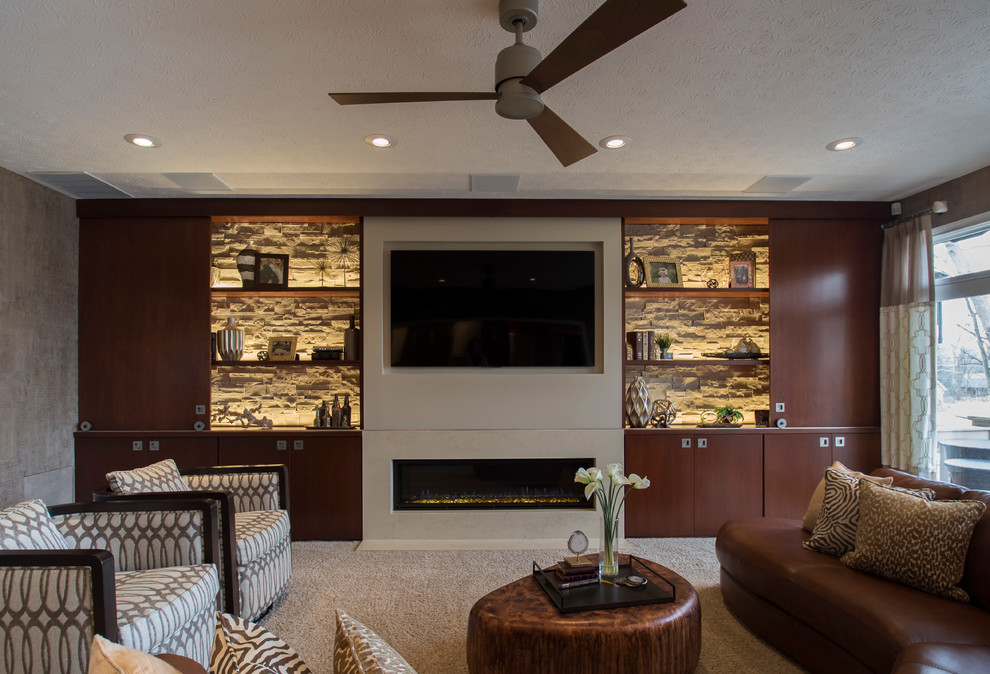 Mittelgroßes Modernes Wohnzimmer mit beiger Wandfarbe, Teppichboden, Kamin, Kaminumrandung aus Stein und verstecktem TV in Sonstige