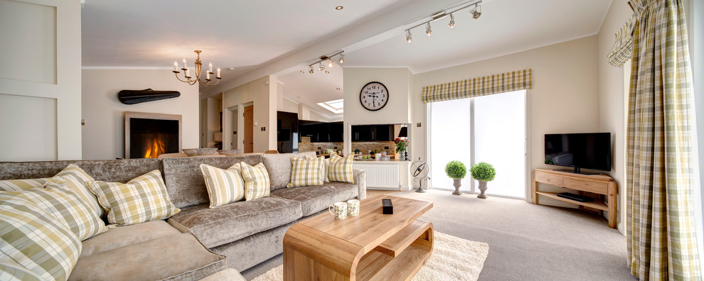 Пример оригинального дизайна: огромная открытая гостиная комната в стиле модернизм с ковровым покрытием, фасадом камина из дерева и телевизором в углу