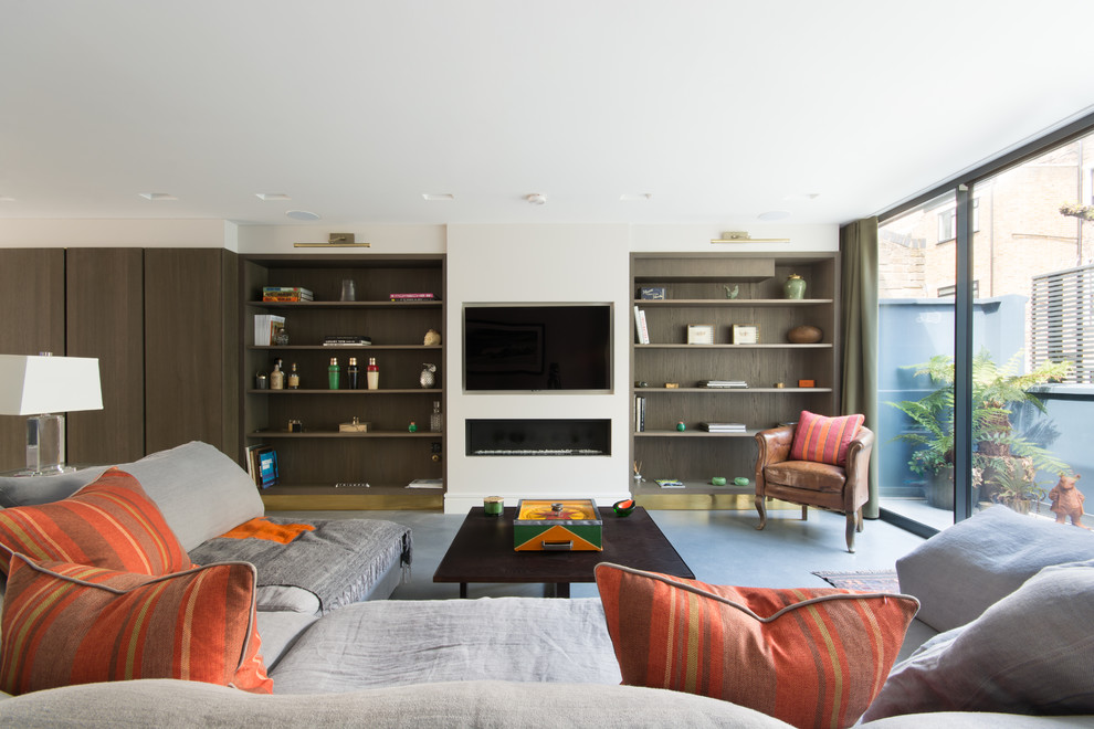 На фото: изолированная гостиная комната среднего размера в современном стиле с белыми стенами, бетонным полом, горизонтальным камином, фасадом камина из штукатурки, телевизором на стене и серым полом с