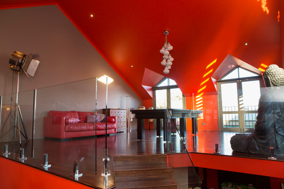 Imagen de salón con barra de bar tipo loft de estilo zen grande sin televisor con paredes marrones y suelo de madera en tonos medios