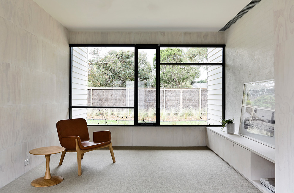 Inredning av ett modernt mellanstort separat vardagsrum, med ett finrum, vita väggar, betonggolv, en standard öppen spis, en spiselkrans i metall och en dold TV