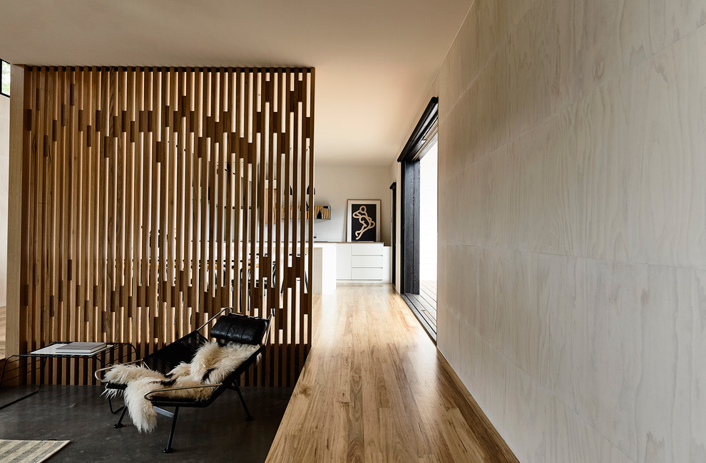 Mittelgroßes, Repräsentatives, Abgetrenntes Modernes Wohnzimmer mit weißer Wandfarbe, Betonboden, Kamin, Kaminumrandung aus Metall und verstecktem TV in Melbourne