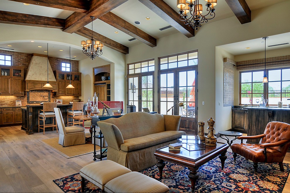 Offenes, Geräumiges Klassisches Wohnzimmer mit beiger Wandfarbe und hellem Holzboden in Phoenix