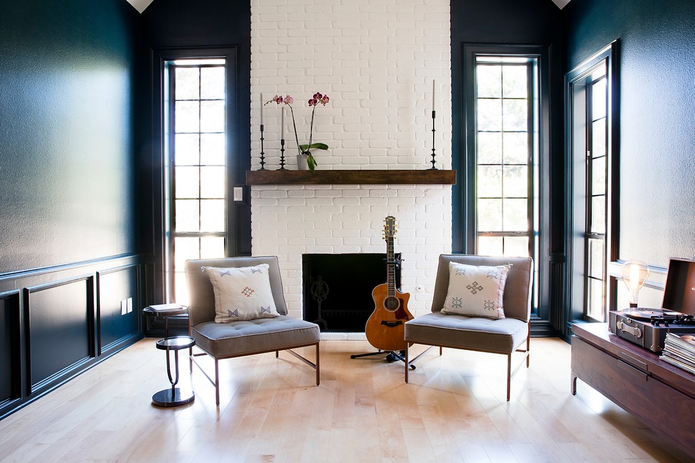 Cette image montre un grand salon traditionnel ouvert avec une salle de musique, un mur bleu, parquet clair, une cheminée standard, un manteau de cheminée en brique, aucun téléviseur et un sol beige.