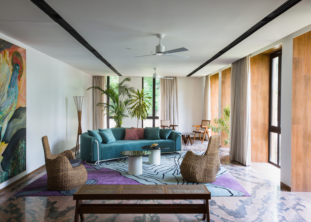 Modernes Wohnzimmer mit weißer Wandfarbe, Marmorboden und buntem Boden in Pune