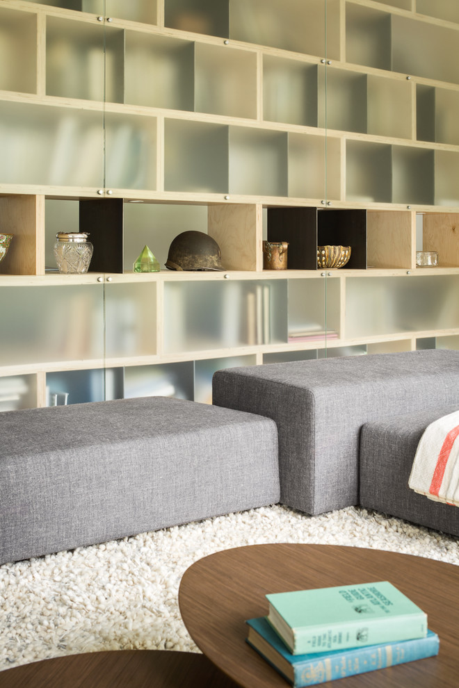 Idee per un soggiorno minimal di medie dimensioni con libreria, pareti bianche, pavimento in cemento, stufa a legna e TV a parete