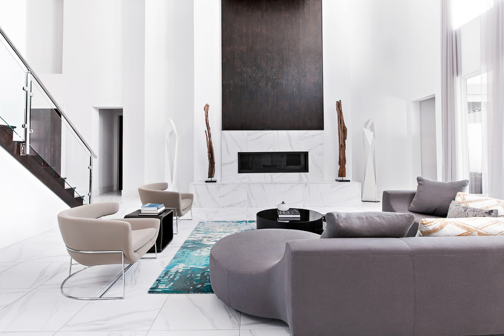 Repräsentatives, Fernseherloses, Offenes Modernes Wohnzimmer mit weißer Wandfarbe und Gaskamin in Houston