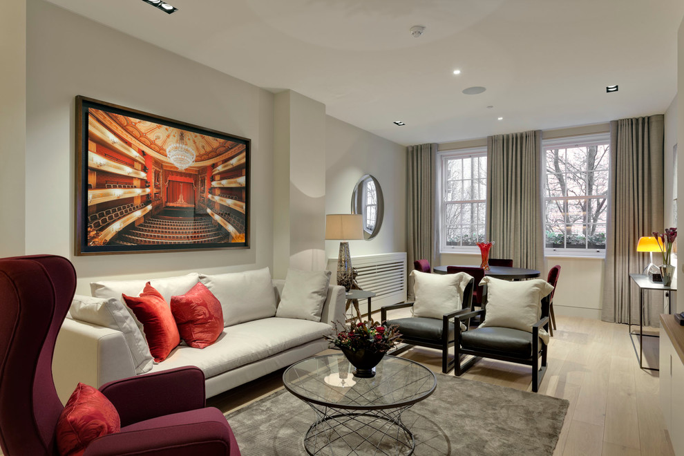 Immagine di un soggiorno minimal di medie dimensioni e chiuso con sala formale, parquet chiaro e pareti beige