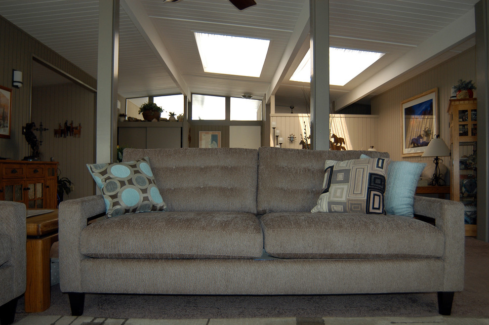 Foto di un soggiorno minimalista di medie dimensioni e chiuso con pareti grigie, moquette e TV autoportante