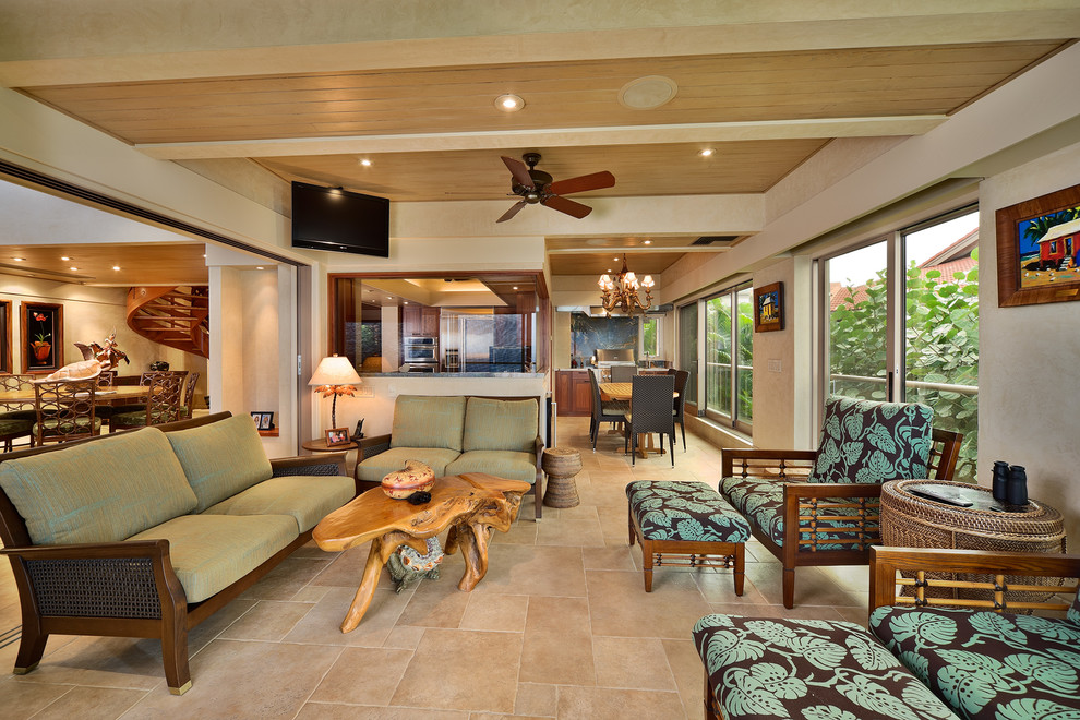 Großes, Offenes Wohnzimmer ohne Kamin mit beiger Wandfarbe, Travertin und TV-Wand in Hawaii