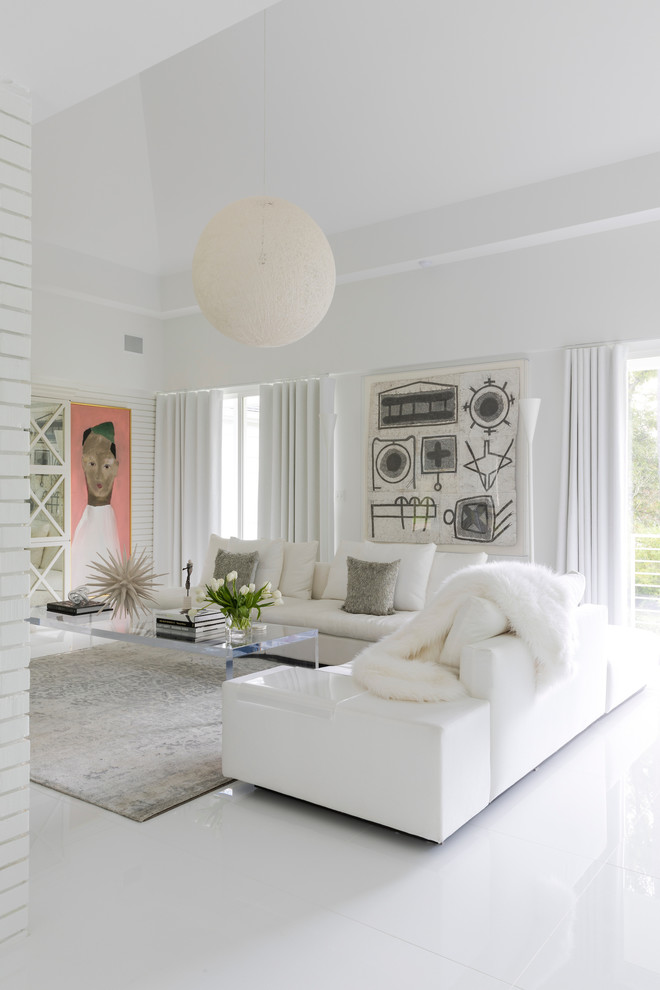 Ispirazione per un grande soggiorno minimal aperto con pareti bianche e pavimento bianco