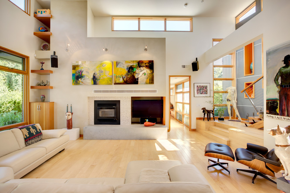 Offenes Modernes Wohnzimmer mit beiger Wandfarbe, hellem Holzboden, Kamin und TV-Wand in Sacramento