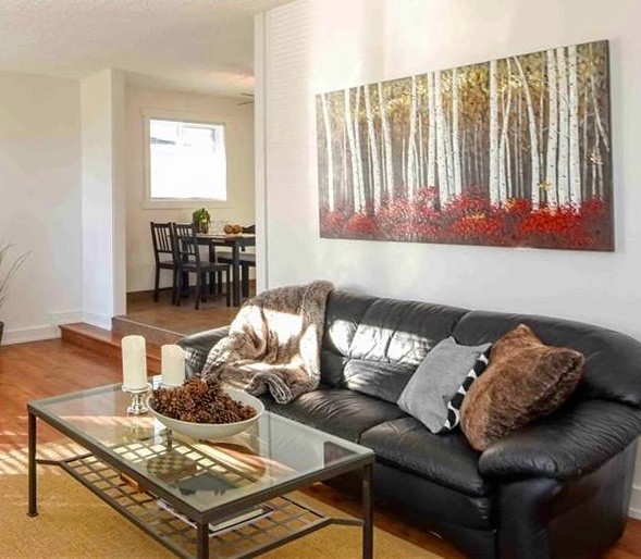Mittelgroßes, Abgetrenntes Klassisches Wohnzimmer mit weißer Wandfarbe und braunem Boden in Vancouver