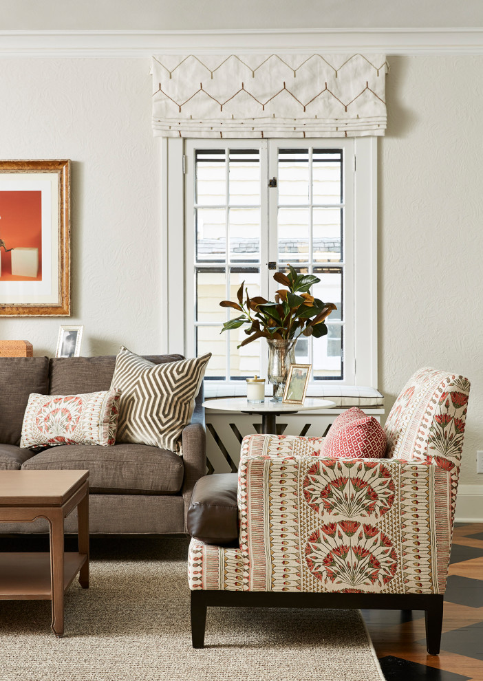 Mittelgroßes, Abgetrenntes Klassisches Wohnzimmer mit beiger Wandfarbe und braunem Holzboden in Minneapolis