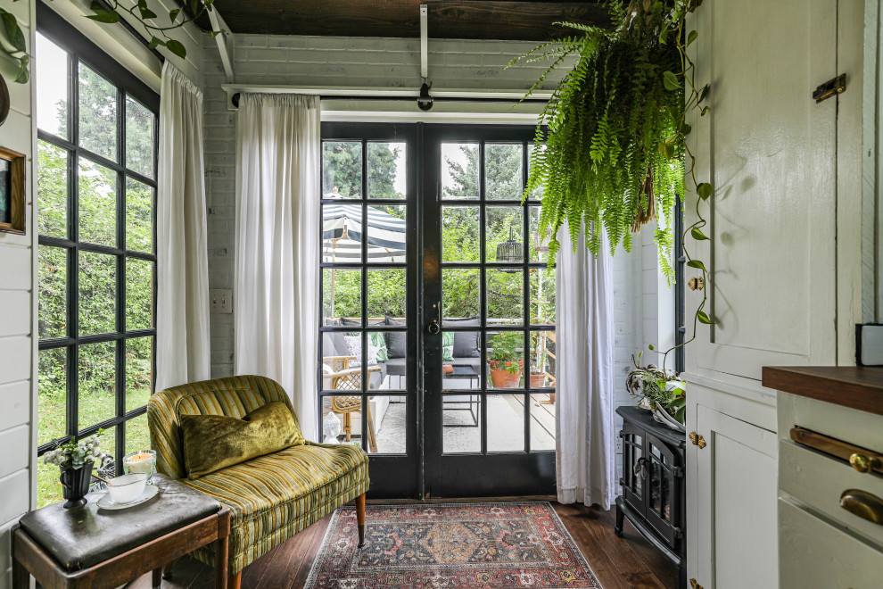 Fernseherloses, Abgetrenntes Country Wohnzimmer mit weißer Wandfarbe, dunklem Holzboden und braunem Boden in Portland