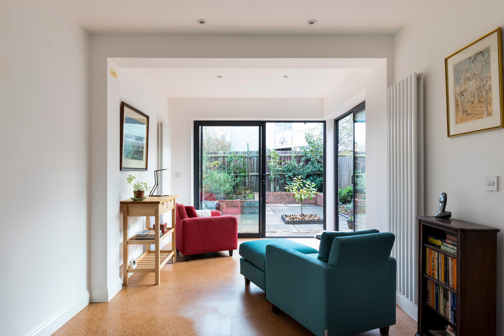 Kleines, Offenes Klassisches Wohnzimmer mit weißer Wandfarbe und Korkboden in London