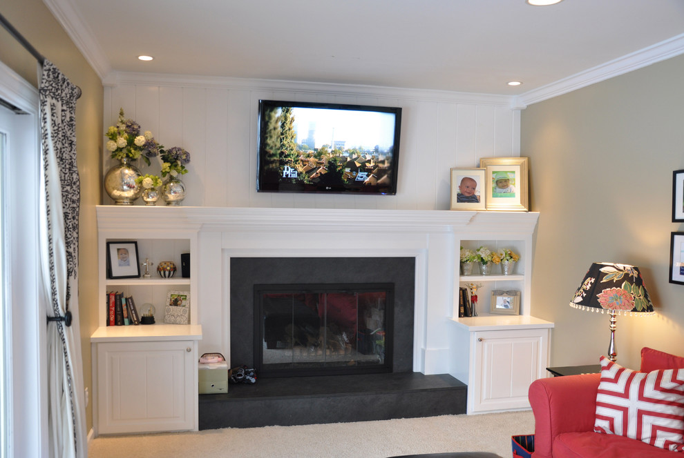 Kleines Klassisches Wohnzimmer mit Multimediawand, beiger Wandfarbe, Teppichboden, Kamin und Kaminumrandung aus Stein in Cincinnati