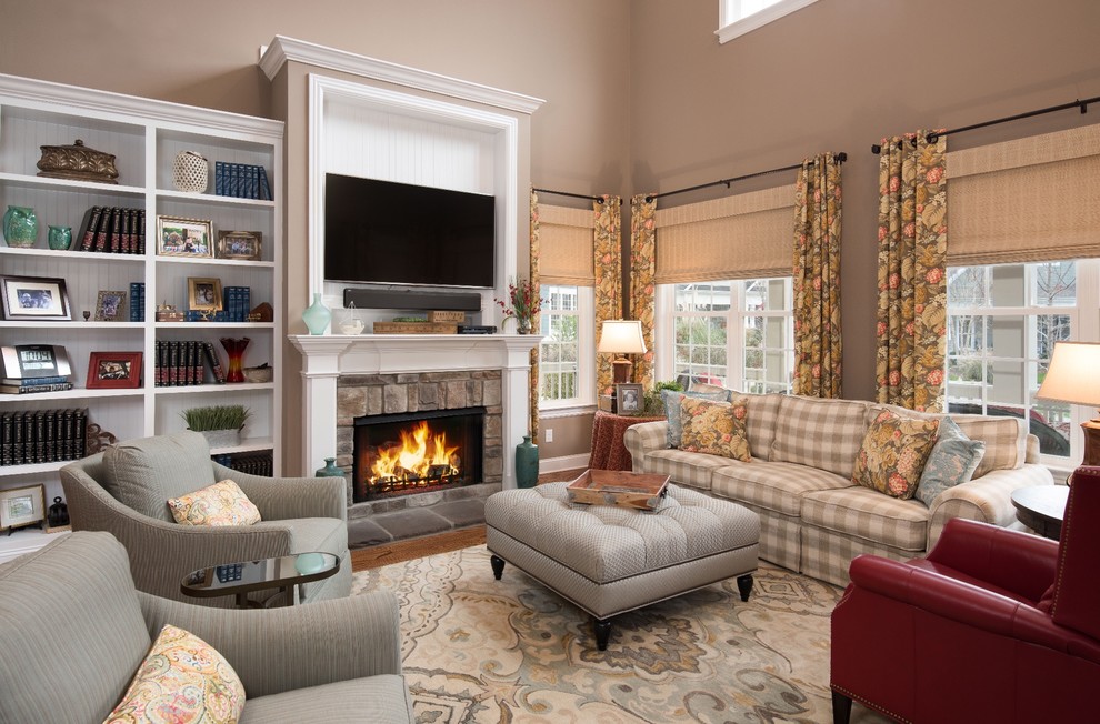 На фото: гостиная комната в классическом стиле с коричневыми стенами, паркетным полом среднего тона, стандартным камином, фасадом камина из камня и коричневым полом
