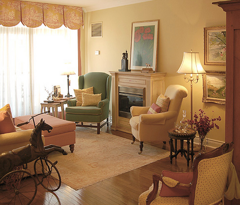 Exemple d'un salon chic de taille moyenne et ouvert avec un mur jaune, un sol en bois brun, une cheminée standard, un manteau de cheminée en bois et aucun téléviseur.