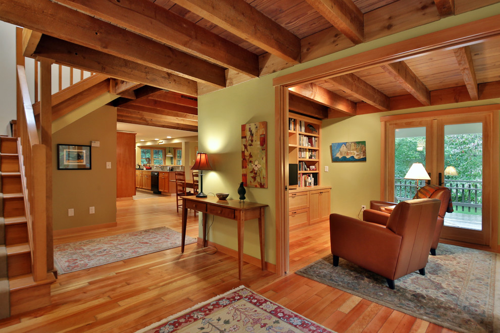 Abgetrennte Urige Bibliothek ohne Kamin mit grüner Wandfarbe, hellem Holzboden, Multimediawand und beigem Boden in Seattle