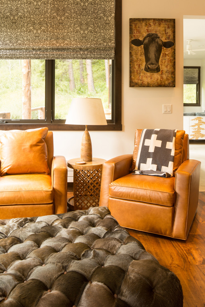 Ejemplo de salón abierto rural de tamaño medio sin chimenea y televisor con paredes beige y suelo de madera en tonos medios