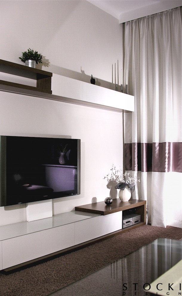 Ispirazione per un piccolo soggiorno moderno chiuso con pareti beige, moquette, nessun camino, TV a parete e pavimento marrone