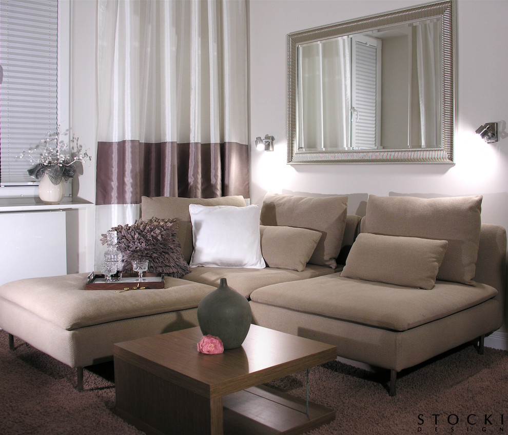 Foto de salón cerrado minimalista pequeño sin chimenea con paredes beige, moqueta, televisor colgado en la pared y suelo marrón