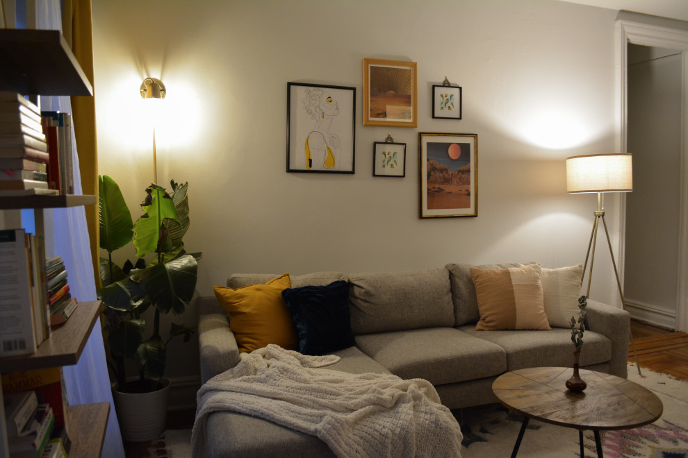 Источник вдохновения для домашнего уюта: маленькая изолированная гостиная комната в стиле модернизм с серыми стенами, паркетным полом среднего тона, отдельно стоящим телевизором и коричневым полом для на участке и в саду