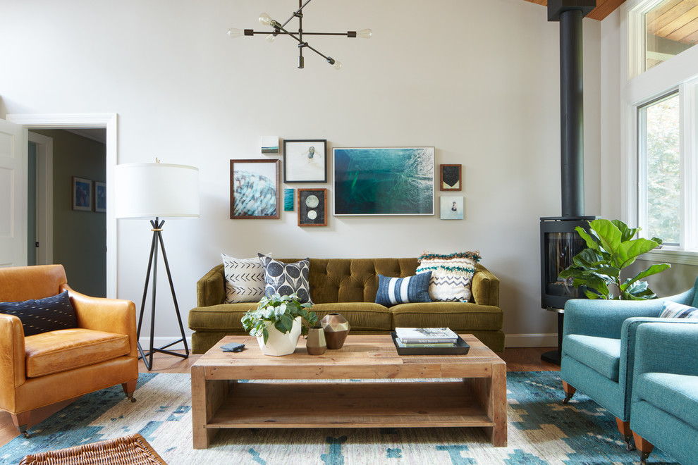 Klassisches Wohnzimmer mit beiger Wandfarbe, braunem Holzboden und Hängekamin in Boston