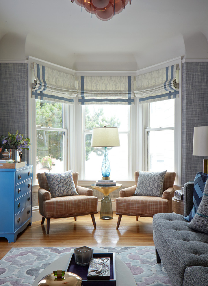 Immagine di un soggiorno eclettico di medie dimensioni con pareti blu, moquette e pavimento marrone
