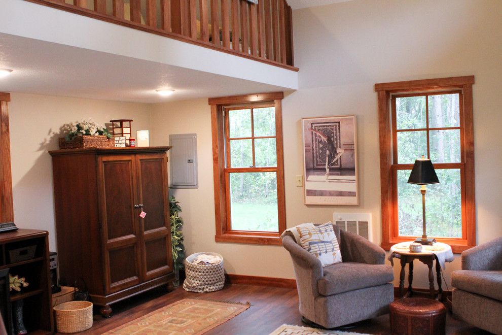 Immagine di un piccolo soggiorno american style stile loft con libreria