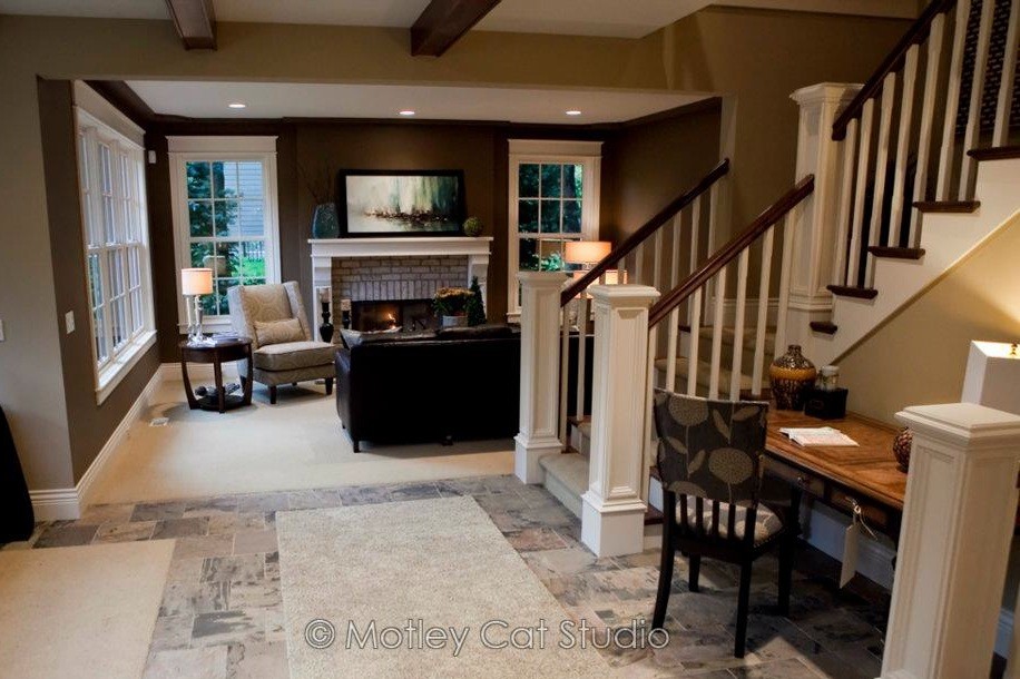 Пример оригинального дизайна: открытая гостиная комната среднего размера в классическом стиле с коричневыми стенами, ковровым покрытием, стандартным камином, фасадом камина из кирпича и бежевым полом