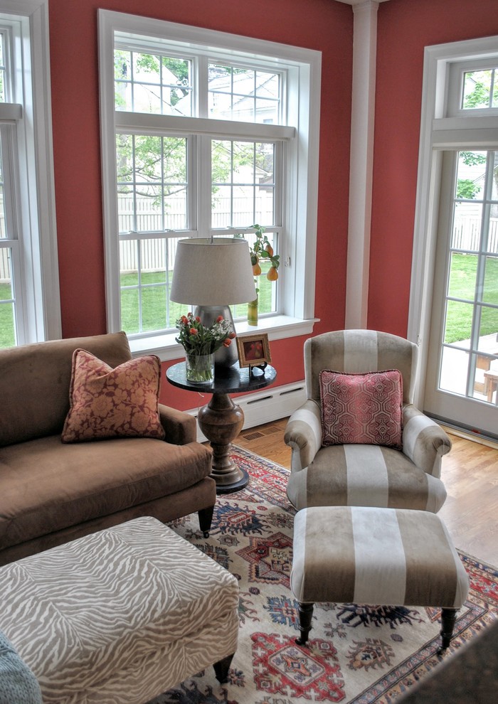 Großes, Repräsentatives, Fernseherloses, Offenes Klassisches Wohnzimmer ohne Kamin mit roter Wandfarbe und hellem Holzboden in Philadelphia