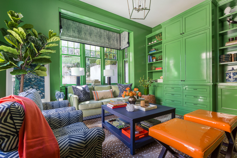На фото: открытая гостиная комната среднего размера в стиле неоклассика (современная классика) с зелеными стенами, ковровым покрытием и скрытым телевизором без камина с