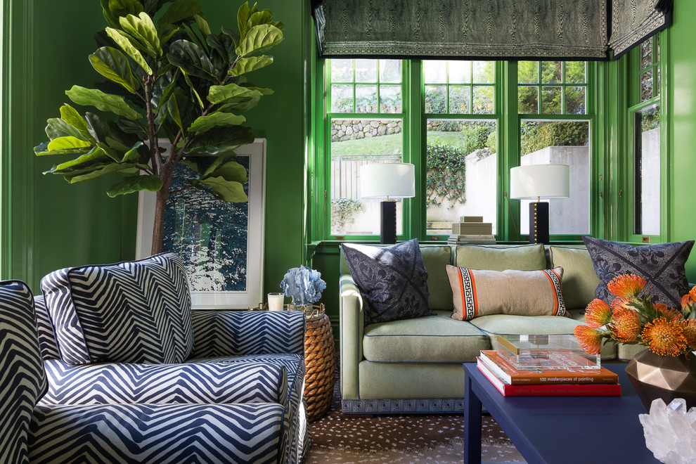 Mittelgroßes, Offenes Klassisches Wohnzimmer ohne Kamin mit grüner Wandfarbe, Teppichboden und verstecktem TV in San Francisco