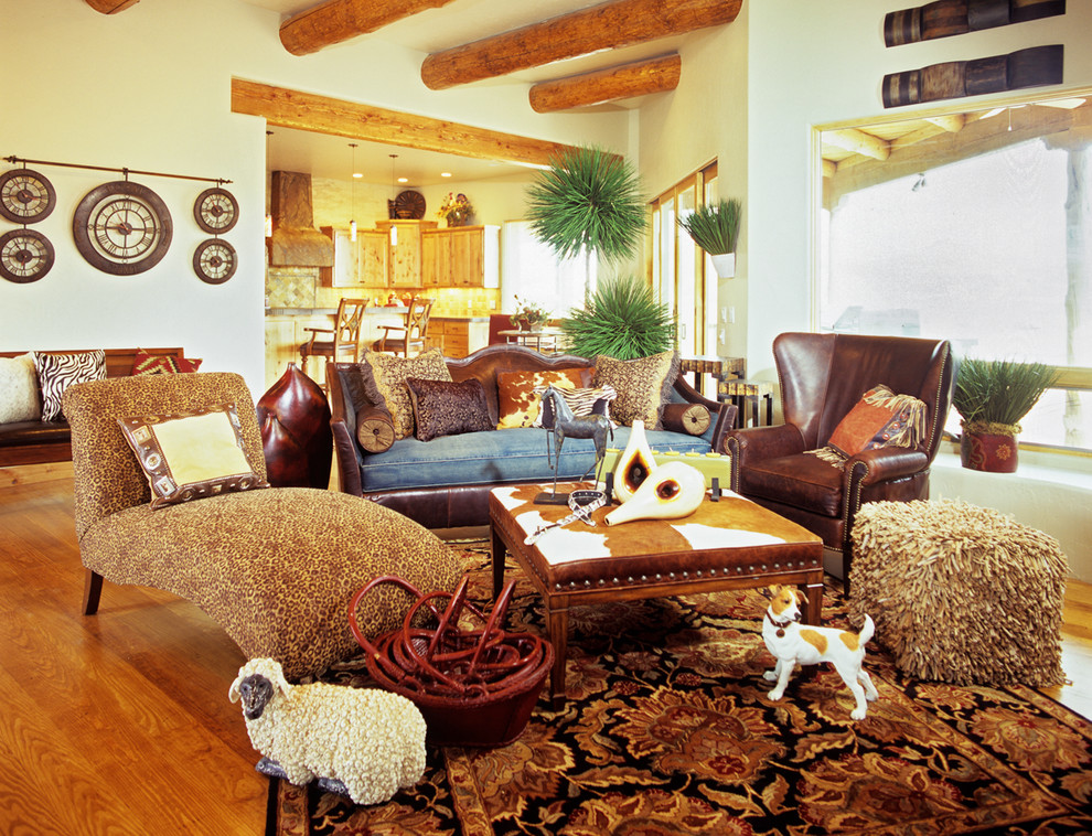 Foto di un grande soggiorno eclettico aperto con sala formale, pareti beige, pavimento in legno massello medio e nessun camino