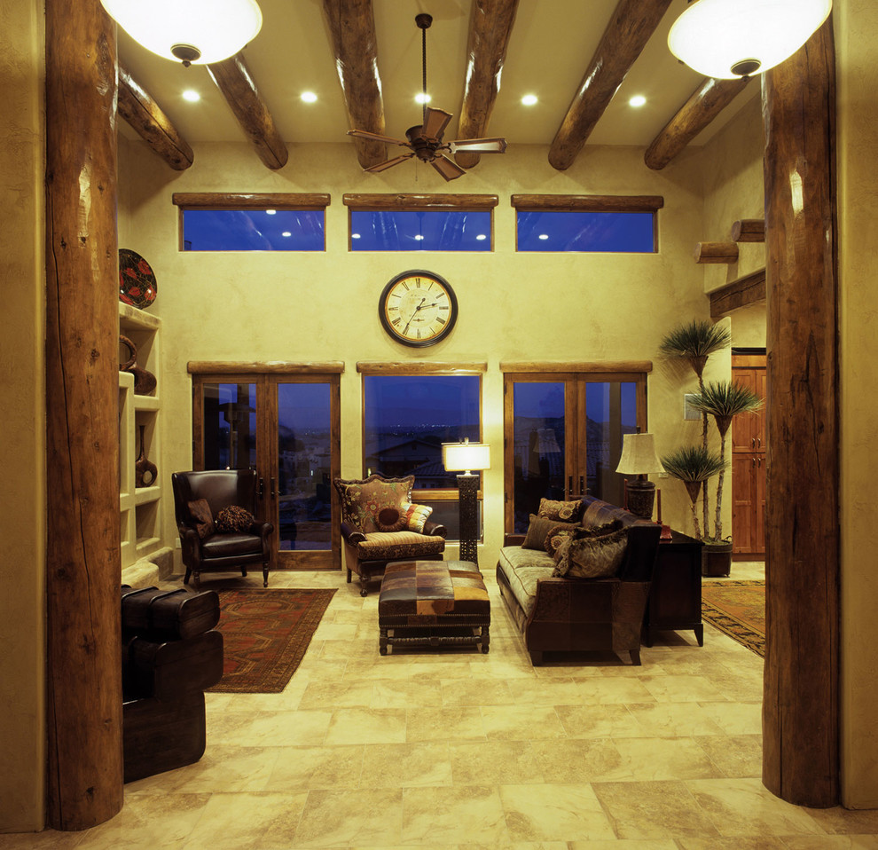 Mittelgroßes, Repräsentatives, Offenes Mediterranes Wohnzimmer ohne Kamin mit beiger Wandfarbe, Keramikboden und Multimediawand in Denver